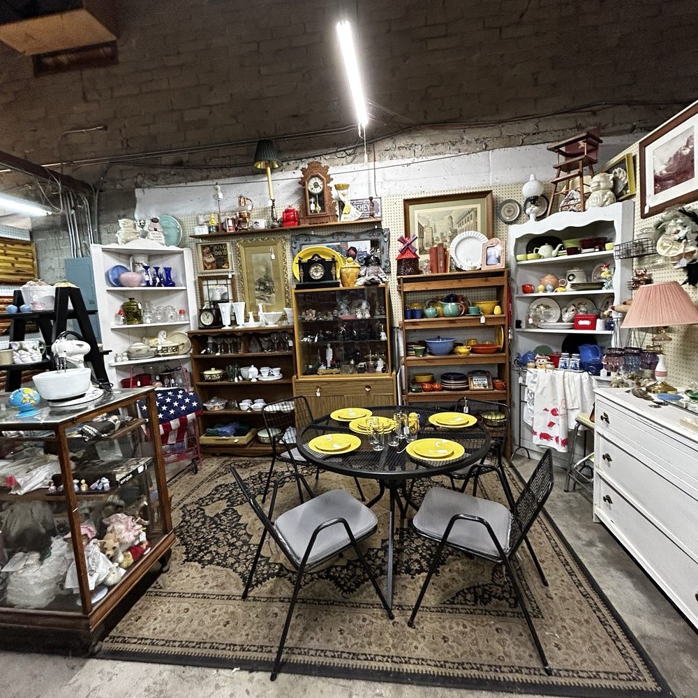 Rocky Hill Antique Collective - Antiques Near Me - Exeter, California