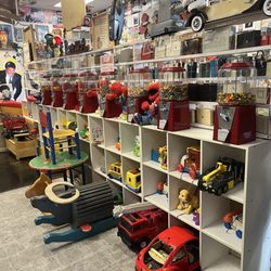 I Scream Ice Cream - All the candy dispensers and toys for kids to play with