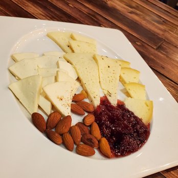 Agua de Vid - Appetizer guacamole and cheese tray - Hotels Near Me - Ensenada, BCN