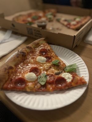 Lo Mo Pizzeria by null