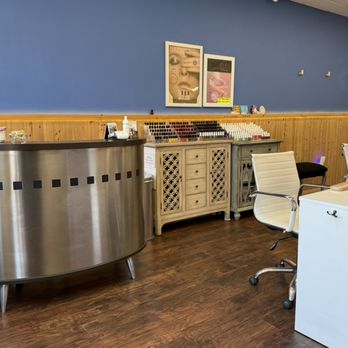 Gold Nails - Nail Salons Near Me - Great Neck, New York