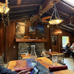Fernwood Tavern - Cozy log cabin feel with fireplace