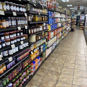 Harvest Field Market - shelves of food and condiments - Grocery Near Me - Tarrytown, New York Harvest Field Market - shelves of food and condiments - Grocery Near Me - Tarrytown, New York