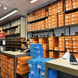 Clarks Bostonian Outlet - Inside