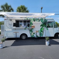 Meat In The Middle Food Truck