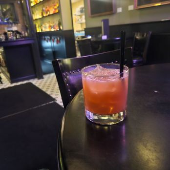 Kettlestrings Grove - Weekend Vibes - Cocktail Bars Near Me - Oak Park, Illinois