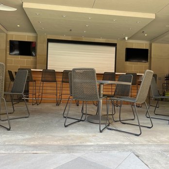 Warwick Melrose - Dallas - This is the pool bar - Hotels Near Me - Dallas, Texas