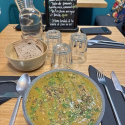 Sixta - velouté de carottes et lentilles vertes, granola salé gingembre, huile verte