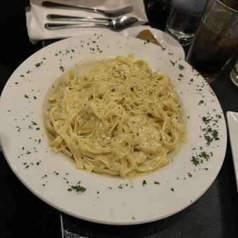 Italiannis Restaurant - Fettuccine Alfredo with Chicken - Italian Near Me - Hurst, Texas Italiannis Restaurant - Fettuccine Alfredo with Chicken - Italian Near Me - Hurst, Texas