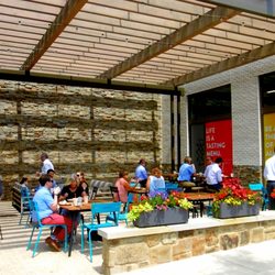 King of Prussia Town Center - Covered outdoor cafe
