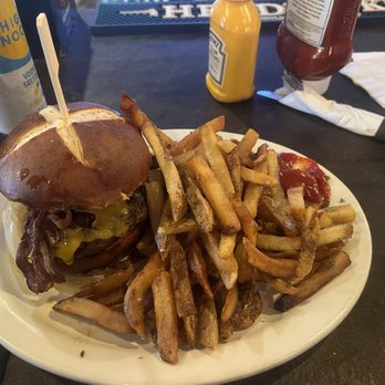 Jackson Ave Pub - Western Cheddar, Bacon, BBQ Sauce, Sweet Caramelized Onions - Burgers Near Me - Naperville, Illinois