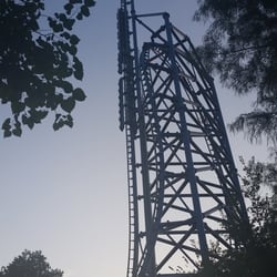 Mr Freeze: Reverse Blast - A train climbing the 200ft tall spike. Note the "boosters" halfway up!