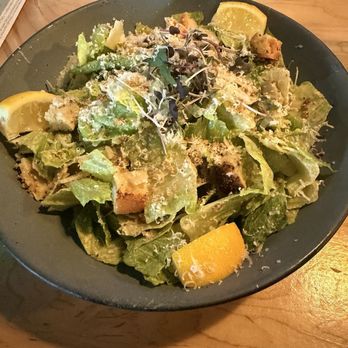Noble Twist Taphouse - Pizza Near Me - Saugatuck, Michigan