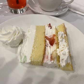 Jonathan's Restaurant - Cake was served pretty - Mediterranean Near Me - Garden City Park, New York