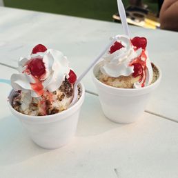 Large, Turtle and Dusty road sundaes were excellent.
