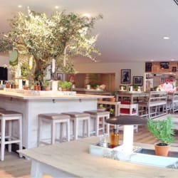 Vapiano - Speiseraum mit Blick auf die Kochstationen