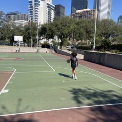 Look at this huge beautiful court right in the middle of downtown