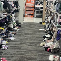 Target - "What's in this photo?" = A MESS! Who can find anything? Does anybody work here? WTF not wasting my time here ....plus no bargains.