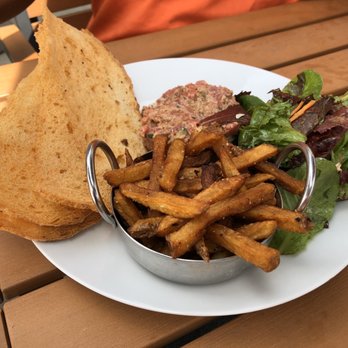 Bistro V - Steak Tartare Entreé - Bistros Near Me - Varennes, Quebec