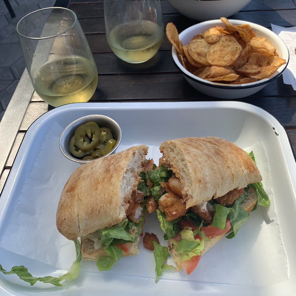 Po'Boy sandwich, Cobb Salad, Chips Especias, Discreto Enacanto Blanco. Po'Boy sandwich, Cobb Salad, Chips Especias, Discreto Enacanto Blanco.