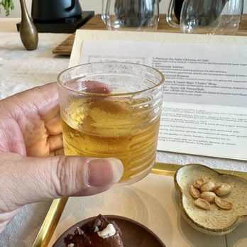 à la maison by MAnYU Flowers - Cold brew Hoji - Florists Near Me - Honolulu, Hawaii