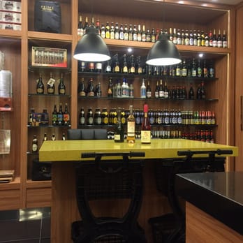 Prime Boutique de Carnes - Beer selection in back - Meat Shops Near Me - Rio de Janeiro, RJ