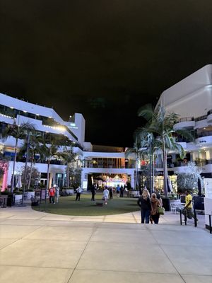 Ovation Hollywood by null