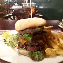 Oncle Scott's - Burger à 500gr de viande de bœuf plus salade assaisonnée et frites de maïs 19€