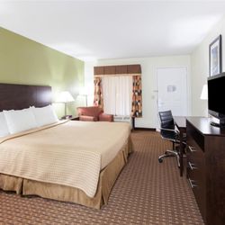 Super 8 by Wyndham Decatur/Dntn/Atlanta Area - 1 King Bed Room