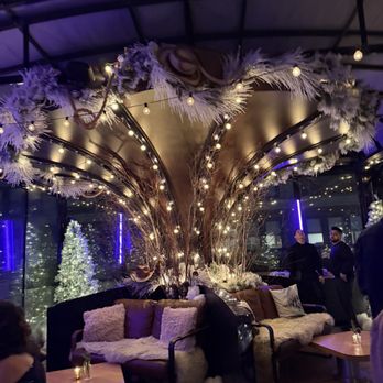 Magic Hour Rooftop Bar & Lounge - Lounges Near Me - New York, New York