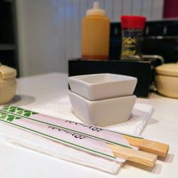 Sushi & Nem - Es gibt Tische für zwei bis vier Gäste.