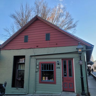 Winnie Superette by null