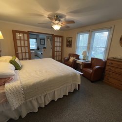 Driftwood Inn - Room 5 king bed en-suite bathroom