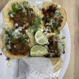 Tacos de chorizo and al pastor Tacos de chorizo and al pastor