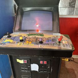 Romanos Pizza - Old school early 90's arcade games (Ninja Turtles)...they're free while you wait