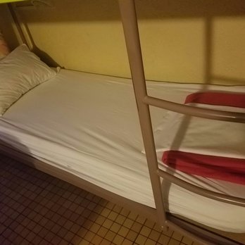 Auberge de jeunesse Paris - Auberge de jeunesse Hi Paris Jules Ferry - Outdated facilities, no A/C no screened in Windows. No individual electronic outlets. Comfortable - Hostels Near Me - Paris, 75