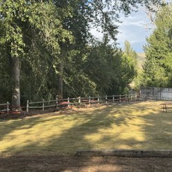 Riverside Rv Park - Large lawn area