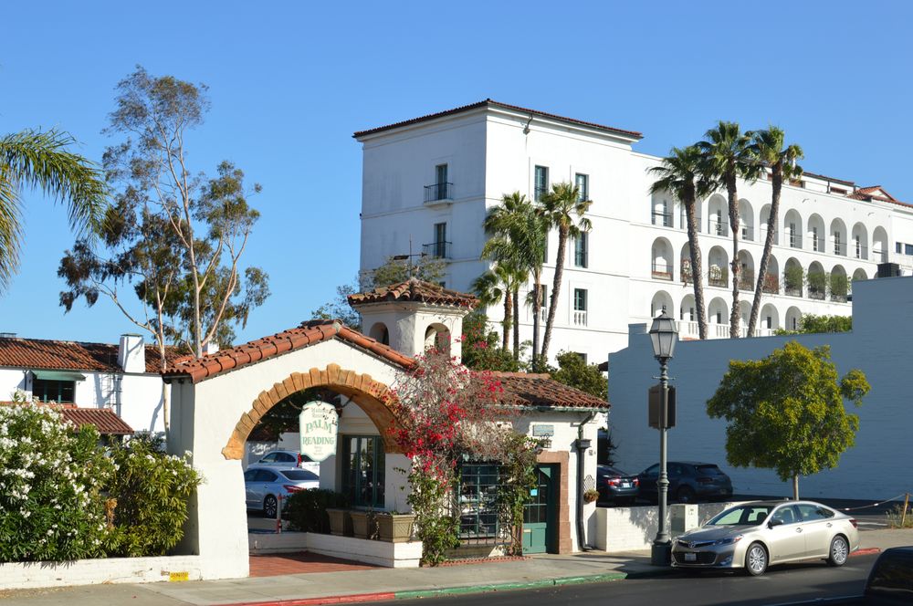 Scavenger Hunt Walking Tours - Santa Barbara Logo