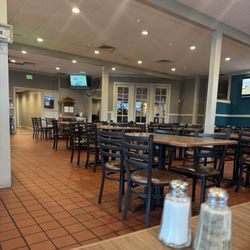 Holly's Restaurant & Pub - The crowd at 3pm