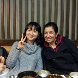 Students enjoying dinner before a LEE concert event