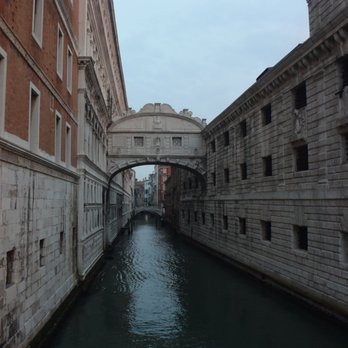 Ponte dei Sospiri - The rare view of the bridge without lovers fighting to row under - Landmarks & Historical Buildings Near Me - Venezia, VE
