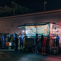 El Lechoncito de Oro - Long line outside the taco stand