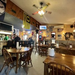 Young Ducks Sports Bar And Grill - Restaurant area
