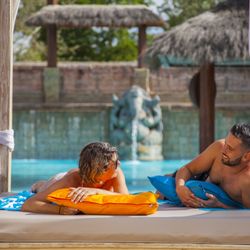 Yelloh! Village Club Farret - Lit baldaquin bar piscine Tao