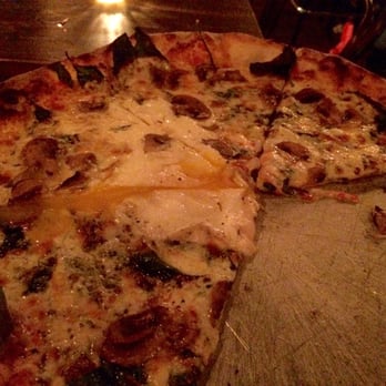 Brix & Rye - Make-your-own red pizza with mozzarella, mushrooms, spinach and a fried egg - Cocktail Bars Near Me - Greenport, New York