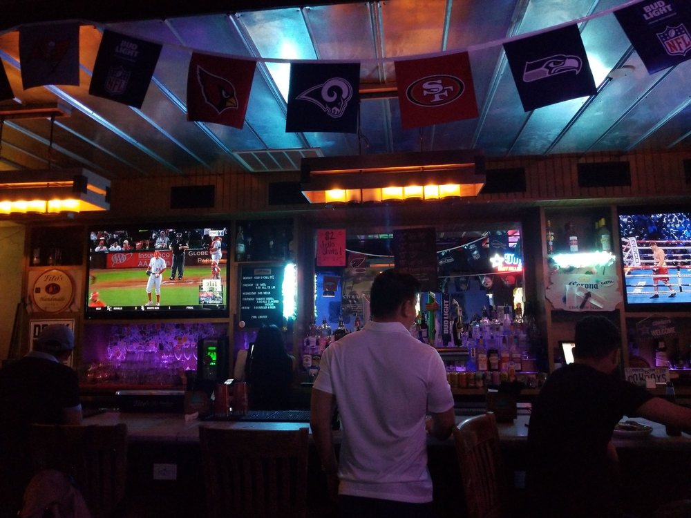 HIDEAWAY ON HENDERSON 16 Photos & 15 Reviews Dive Bars 2405 N Henderson Ave, Dallas, TX