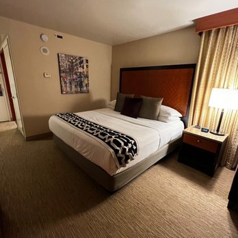 The Paramount Hotel - Classic King room - big comfy bed! - Hotels Near Me - Seattle, Washington The Paramount Hotel - Classic King room - big comfy bed! - Hotels Near Me - Seattle, Washington