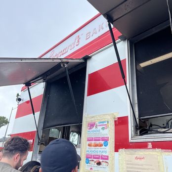 Leonard's Bakery Malasadamobile - Ordering - Food Trucks Near Me - Honolulu, Hawaii