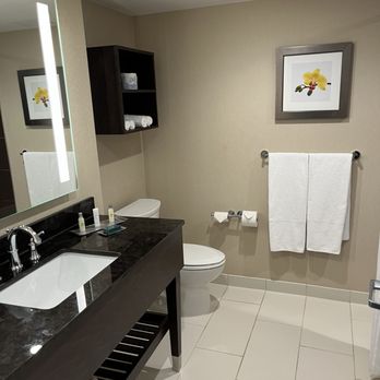 DoubleTree by Hilton Manchester Downtown - Bath - Hotels Near Me - Manchester, New Hampshire DoubleTree by Hilton Manchester Downtown - Bath - Hotels Near Me - Manchester, New Hampshire