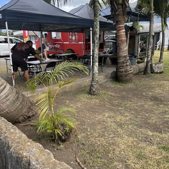 Trydis  BBQ - Outside Dinning - Food Trucks Near Me - Honolulu, Hawaii